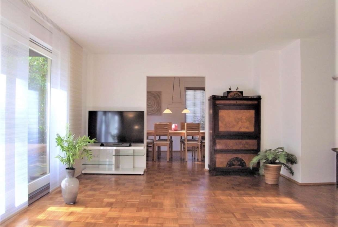 Wohnzimmer mit Blick zum Esszimmer