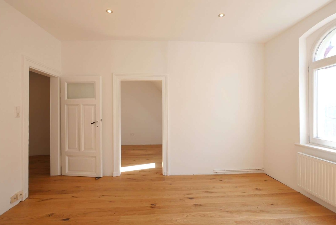 Wohnzimmer mit Blick ins dritte Zimmer