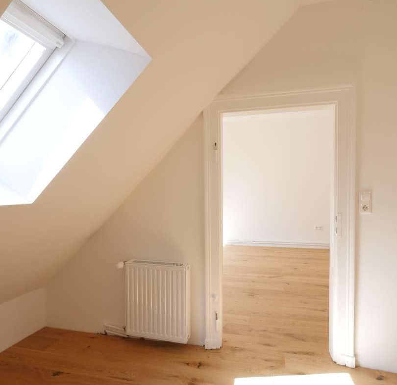 Drittes Zimmer mit Blick ins Wohnzimmer