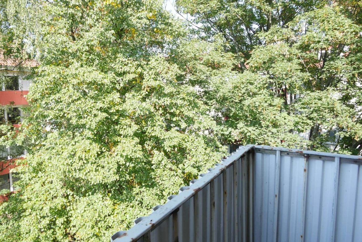 kleiner Balkon mit Blick ins Grüne