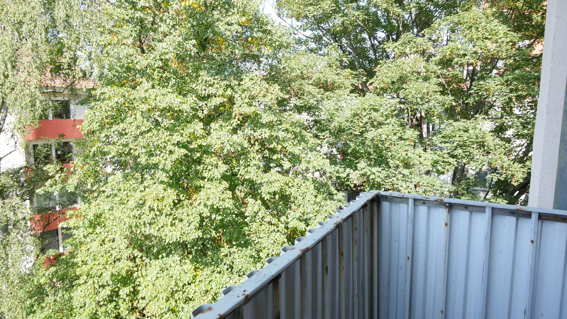kleiner Balkon mit Blick ins Grüne